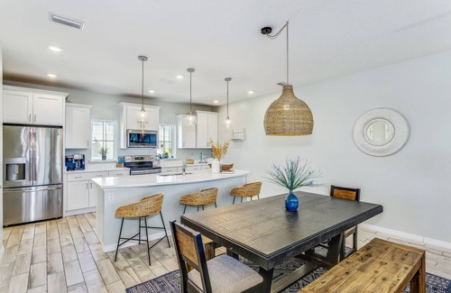 Ono Island House | Stunning Home | Pet Friendly | Bikes | Balcony w/Bed Swing | Fireplace | Beach Club | Pools | Golf