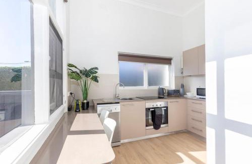 North Sydney Apartment | Stunning Huge Studio, Sunny terrace with Parking