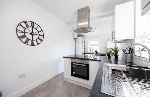 Liverpool House | Stunning Liverpool Abode - Lounge Room - Sleeps 9