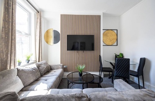 Liverpool House | Stunning Liverpool Abode - Lounge Room - Sleeps 9