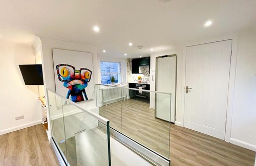 South Queensferry Apartment | Stunning Loft Apartment South Queensferry High St Bridge Views!