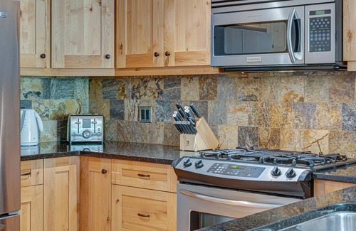 Canmore Condo | Stunning Mountain views in Rundle Cliffs Lodge