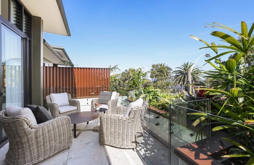 Collaroy Apartment | Stunning Penthouse with 3 beds 2 bath, balcony and courtyard