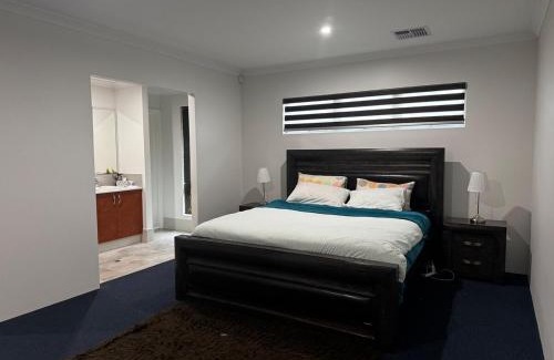 Landsdale House | Stunning Perth 4BR Home with Pool and Free-Wifi