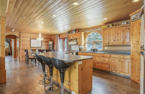 Central Alberta Cabin | Stunning Private Lakefront Lodge - Sleeps 16 - Check iGuide