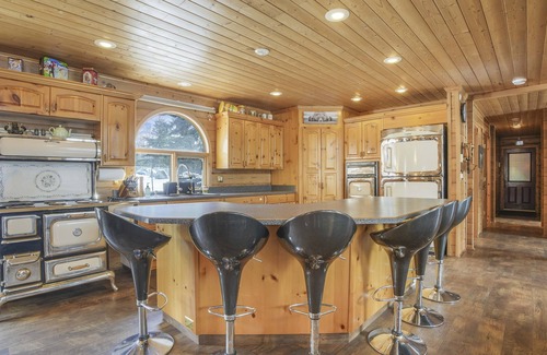 Central Alberta Cabin | Stunning Private Lakefront Lodge - Sleeps 16 - Check iGuide