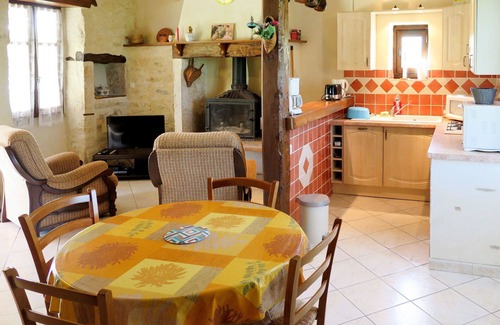 Lalbenque Villa | Stunning private villa for 4 guests with TV, terrace, pets allowed and parking