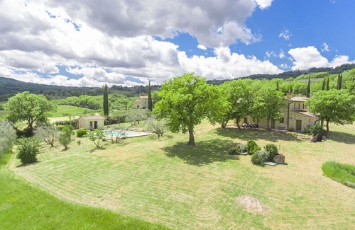Castiglione d'Orcia Villa | Stunning private villa with WIFI, private pool, hot tub, TV, terrace, parking, close to Montalcino