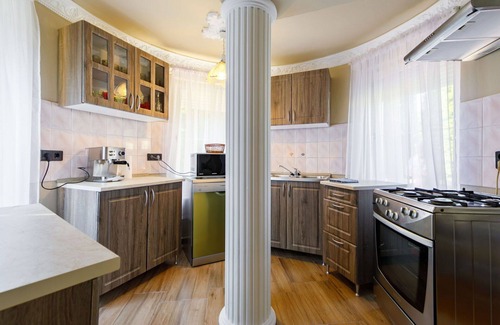 Balatonfoldvar Villa | Stunning private villa for 11 people with WIFI, A/C, TV and patio