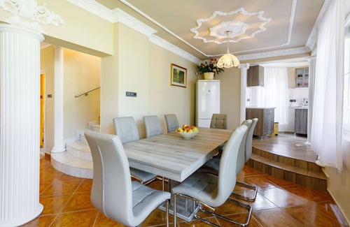 Balatonfoldvar Villa | Stunning private villa for 11 people with WIFI, A/C, TV and patio