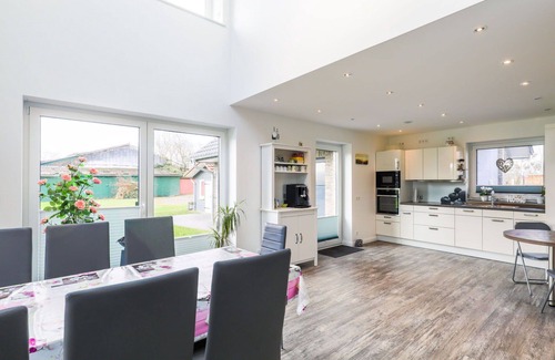 Wanna House | Stunning private villa for 10 people with hot tub, WIFI, TV and patio