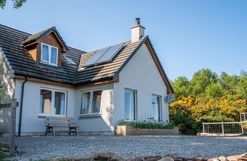 Loch Ness House | Stunning private villa for 7 guests with WIFI, TV, patio and panoramic view