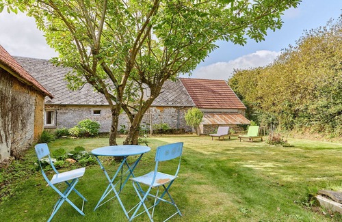Surville House | Stunning private villa for 4 people with WIFI, TV and pets allowed
