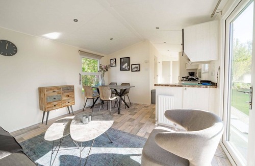 Linden House | Stunning private villa for 4 guests with WIFI, TV and terrace
