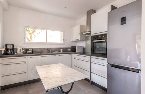 Le Mourillon Villa | Stunning private villa for 4 guests with A/C, WIFI, TV and terrace