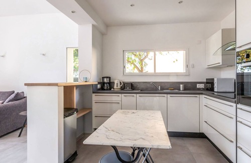 Le Mourillon Villa | Stunning private villa for 4 guests with A/C, WIFI, TV and terrace