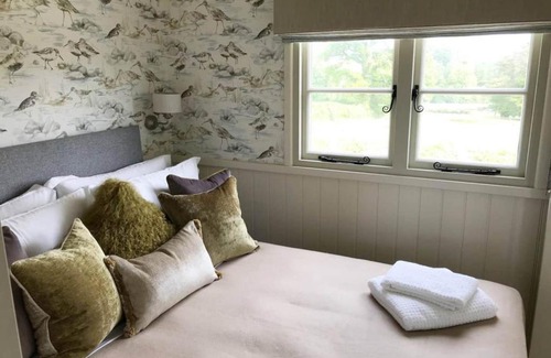 Tavistock Cabin | Stunning Shepherds Hut with Superb Views & Fire Pit near a Superb Gastro Pub