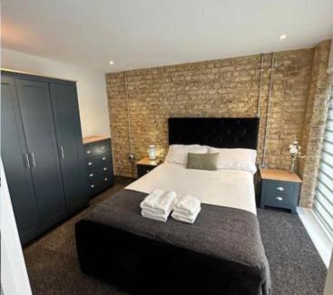 Westcliff-on-Sea Apartment | Stunning & Sleek 2BR Excellent Location Nr Cliffs Pavillion by Luxiety Stays