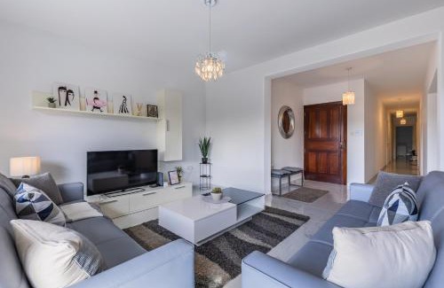Tower Road Apartment | Stunning - SunnySide 3-Bedroom