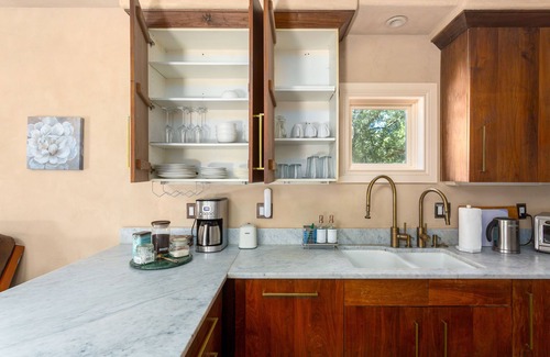 Redwood City House | Stunning Tuscan style Home w/breathtaking view, near the ocean, city and trails
