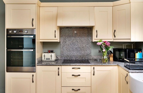 Catterick House | Stunning villa for 14 people with hot tub, WIFI, TV, pets allowed and parking