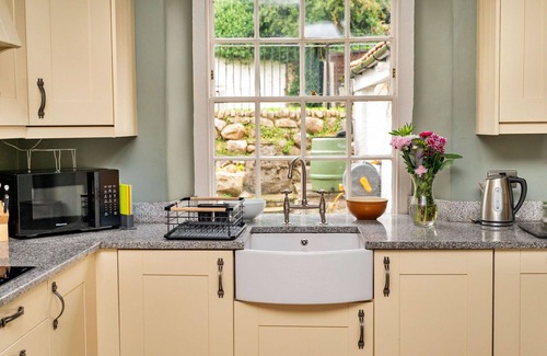 Catterick House | Stunning villa for 14 people with hot tub, WIFI, TV, pets allowed and parking