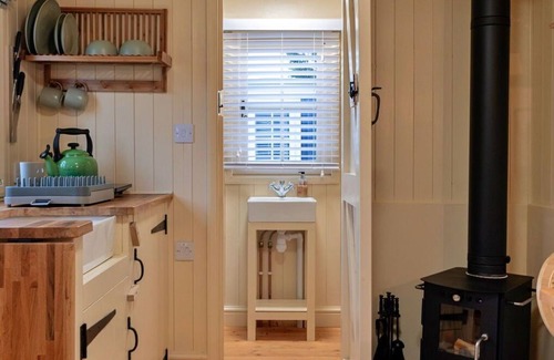 Brackley House | Stunning villa for 2 people with WIFI and pets allowed