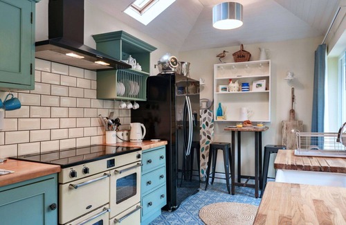 Kingsand House | Stunning villa for 6 guests with WIFI, terrace and pets allowed