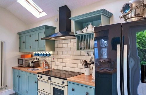 Kingsand House | Stunning villa for 6 guests with WIFI, terrace and pets allowed