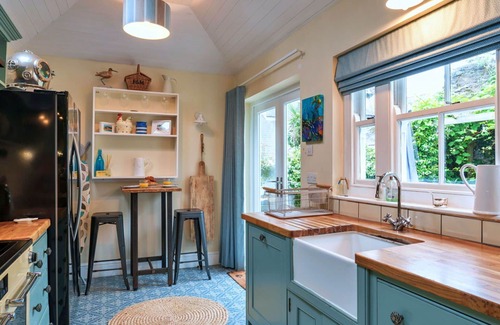 Kingsand House | Stunning villa for 6 guests with WIFI, terrace and pets allowed