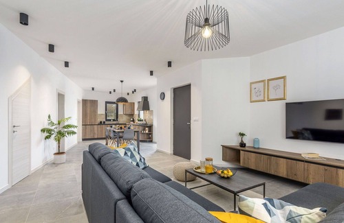 Vrznaveri House | Stunning villa for 6 guests with A/C, WIFI, private pool, TV, terrace and pets allowed