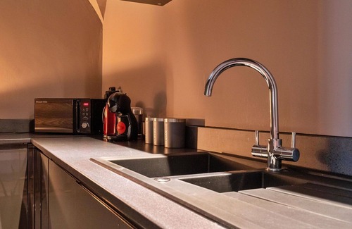 Hickleton House | Stunning villa for 9 guests with WIFI, TV, terrace, pets allowed and parking
