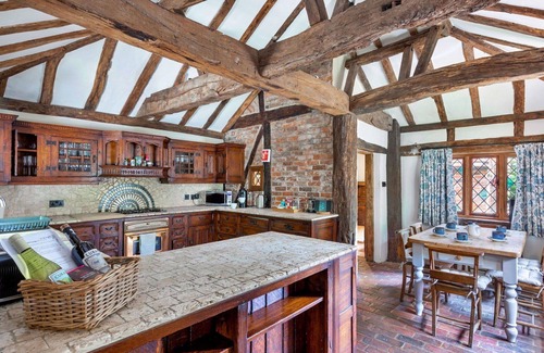 Crawley Down House | Stunning villa for 6 people with hot tub, WIFI and TV