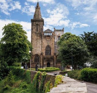 Dunfermline Apartment | Stylish 1-Bed Apartment in the Heritage Quarter