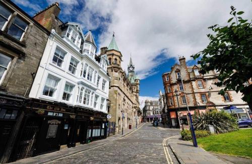 Dunfermline Apartment | Stylish 1-Bed Apartment in the Heritage Quarter