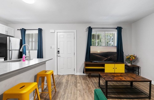 Highland Apartment | Stylish 1BR Near UT Highland Evonify