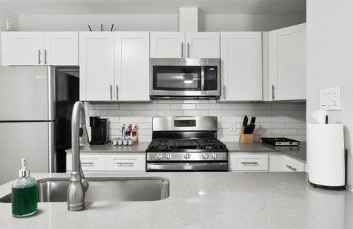 Highland Apartment | Stylish 1BR Near UT Highland Evonify