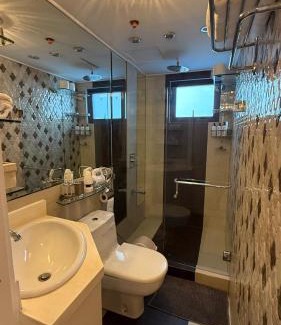 Ortigas Center Apartment | Stylish 1BR, sunset view, netflix, parking, fast Wi-FI