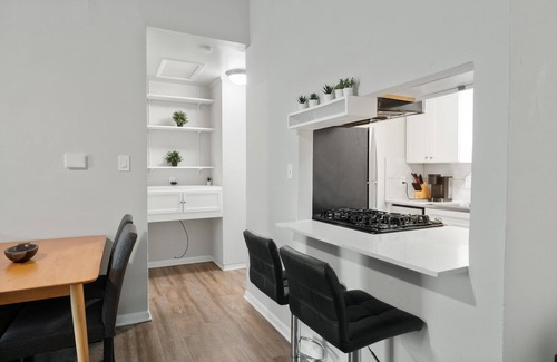 South Lamar Apartment | Stylish 1BR Zilker Evonify