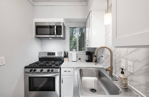 Zilker Apartment | Stylish 1BR Zilker Evonify