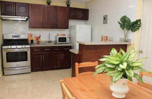 Villas Ana Maria House | Stylish 1r-1b Apt Near The Beach And Main Street