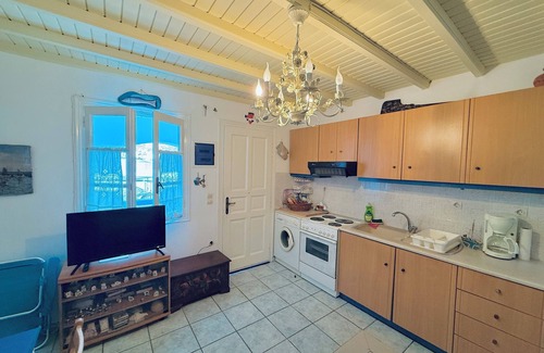 Ornos Apartment | Stylish 2 Bd Escape Apt at Ornos Beach