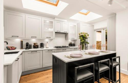 Islington Apartment | Stylish 2BR Apt in Highbury & Islington with Garden