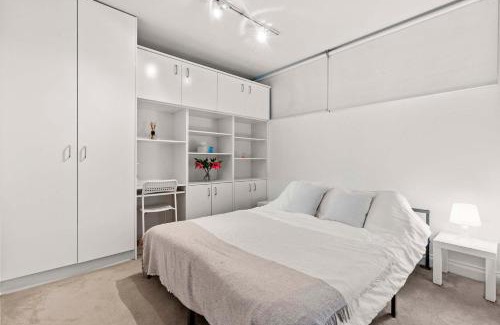 Woolloomooloo Apartment | Stylish 2BR Finger Wharf Getaway