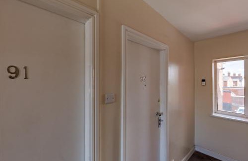 Smethwick Apartment | Stylish 2BR Flat with Free Parking near WBA Zone