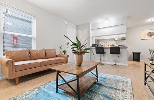 Skyview Apartment | Stylish 2BR Near UT Highland Evonify