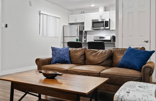 Skyview Apartment | Stylish 2BR Near UT Highland Evonify