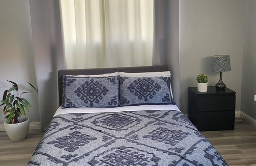Biggera Waters Apartment | Stylish 2br unit, next to the beach, restaurants, 5 min away from Harbour town.