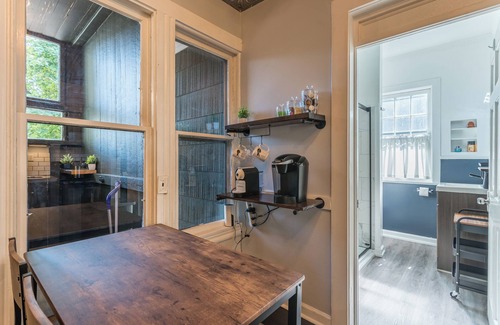 Downtown Rochester Apartment | Stylish 3 Bedroom W/AC ❄️, Mesh WiFi 🛜, Billiards 🎱 table, Games🎯🎮,parking