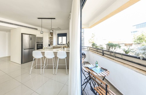 Old North Apartment | Stylish 3-BR Apt w Balcony and Parking